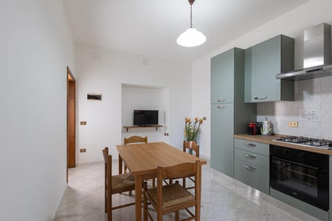 TV and multimedia, Kitchen or kitchenette, Dining area, oven, pet friendly, stove