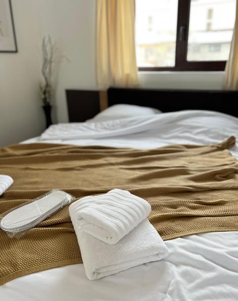 Bed, towels