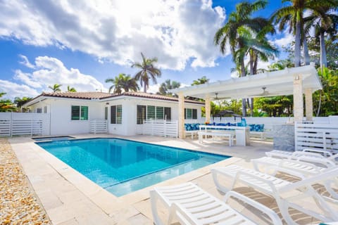 Property building, Patio, Pool view, Swimming pool, sunbed