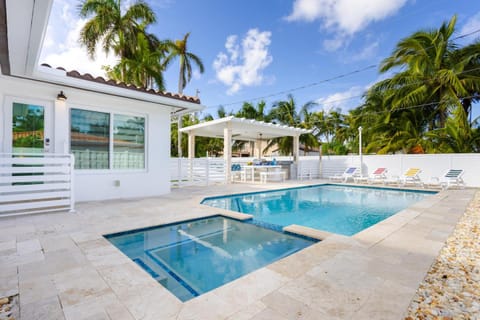 Pool view, Swimming pool, sunbed