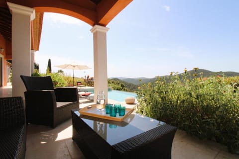 BELLE VUE Villa climatisée pour 8 personnes avec piscine chauffée et vue mer panoramique à La Londe-les-Maures Villa in La Londe-les-Maures