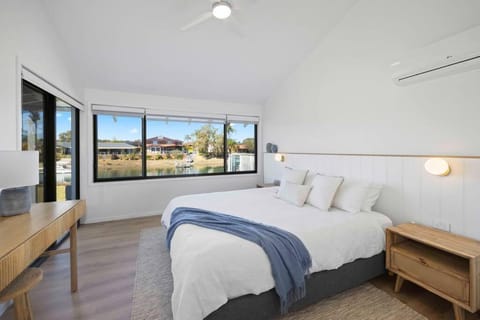 Deja Bleu - great family home with jetty Maison in Port Macquarie