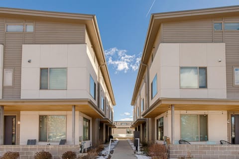 Denver Retreat with Rooftop Deck Walk Downtown! House in Denver