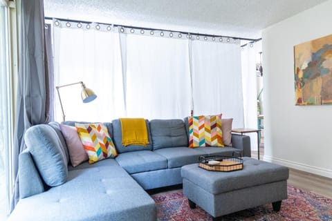 King Bed + Studio! Free Parking, Patio, WFH Space! Condominio in Capitol Hill