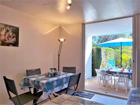 Appartement T2 Cabine avec Terrasse et Parking - 6 Couchages, Proche Plage, Calme et Arboré - FR-1-251-544 Apartment in Le Lavandou