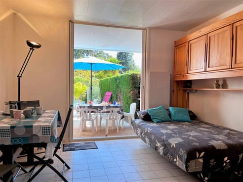 Appartement T2 Cabine avec Terrasse et Parking - 6 Couchages, Proche Plage, Calme et Arboré - FR-1-251-544 Apartment in Le Lavandou