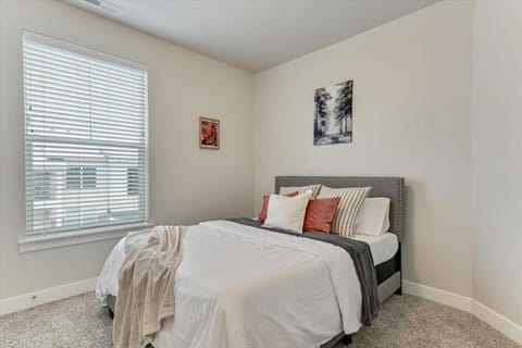 King Bed Cozy 3BD Condo Full Kitchen Casa in Lehi