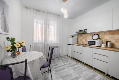 Kitchen or kitchenette, Dining area, minibar, stove