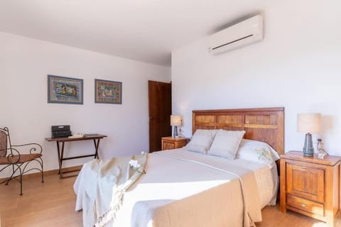 Bedroom, air conditioner