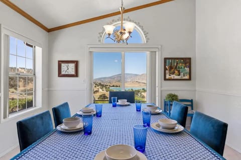 Hilltop 4BR Home in Tehachapi, Brite Lake View, Wi-Fi Casa in Tehachapi