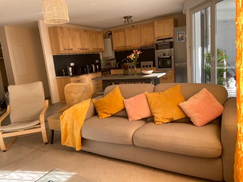 Kitchen or kitchenette, Living room, Seating area, Dining area, minibar, pet friendly, stove