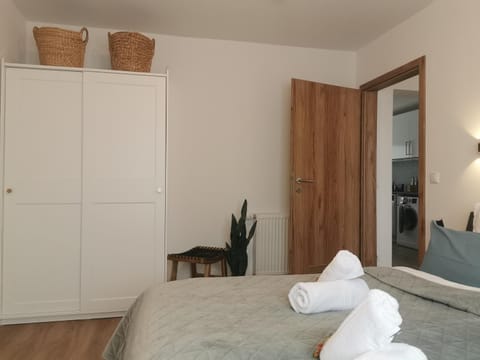 Decorative detail, Bedroom, towels, wardrobe