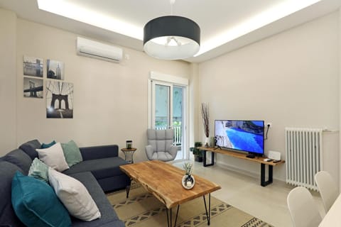 Communal lounge/ TV room, TV and multimedia, Living room, Seating area, Dining area, Evening entertainment, air conditioner