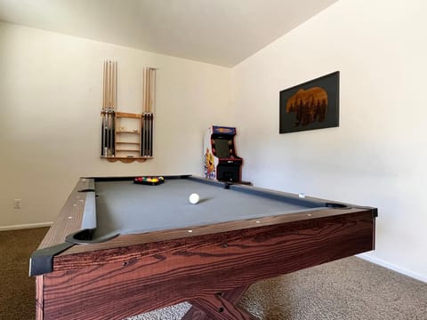 Modern 4BR Retreat - Hot Tub - Games - DEN Airport House in Commerce City