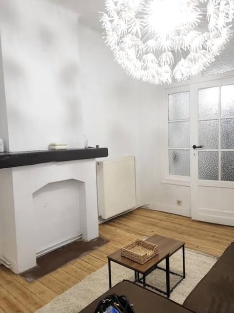 appartement style haussmannien 1 bedroom Apartment in Saint-Gilles