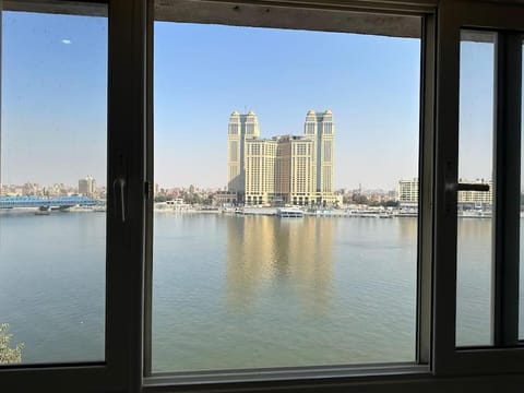 Zamalek Retreat: Premium Stay with Nile View Apartment in Cairo