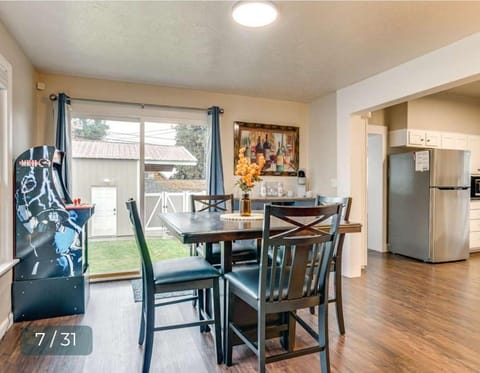 Dining area, minibar