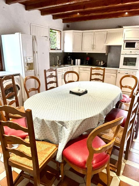 Dining area, Meals, flat iron