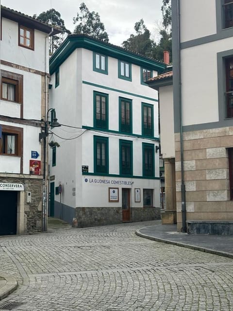 Property building, Day, Street view, Location