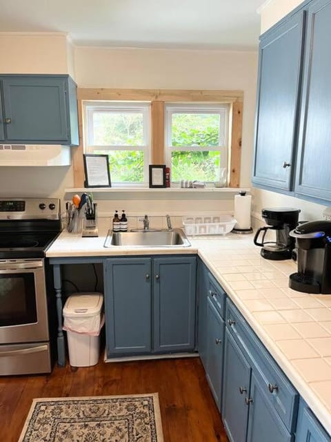 Coffee/tea facilities, Kitchen or kitchenette, oven, stove