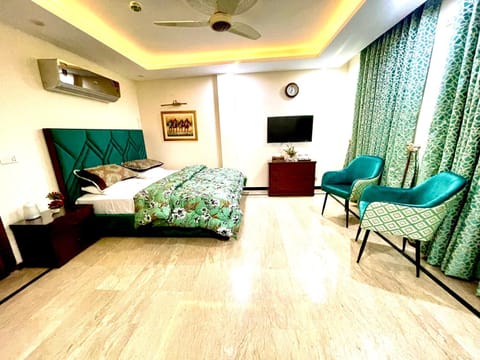 Bed, TV and multimedia, Seating area, Bedroom, air conditioner