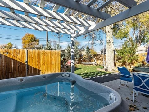 Large Backyard w Hottub Minutes from Liberty Park House in Salt Lake City