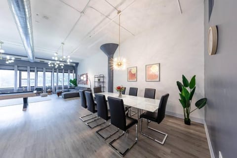 McCormick 5Br with 3Ba Luxury Suite for groups that sleeps up to 12 guests with Pool table, Optional Parking and Gym access Condo in South Loop