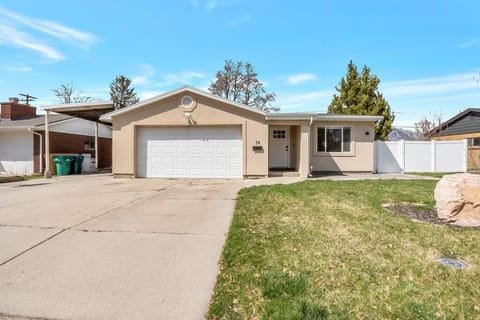 Just Minutes from UVU Fully Fenced Backyard Haus in Orem