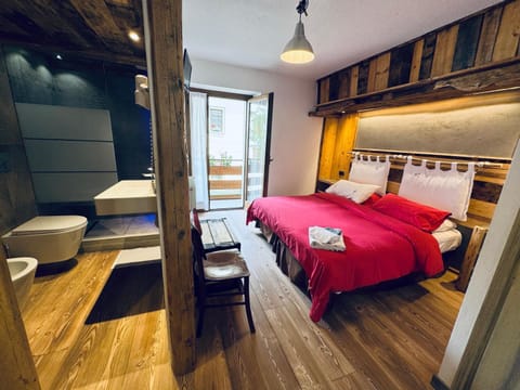 Shower, Toilet, Bed, Bathroom, Photo of the whole room, Bedroom, towels