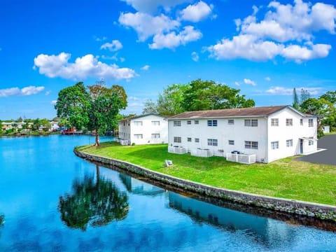 Water View - King Bed - 1st Floor - Palm Wave Says Condo in Coconut Creek