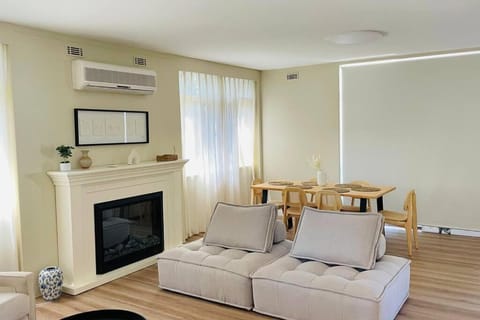 Leafy Bliss 2BR, Bus Stop & Coffee Within Reach Condo in Applecross