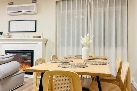 Leafy Bliss 2BR, Bus Stop & Coffee Within Reach Condo in Applecross