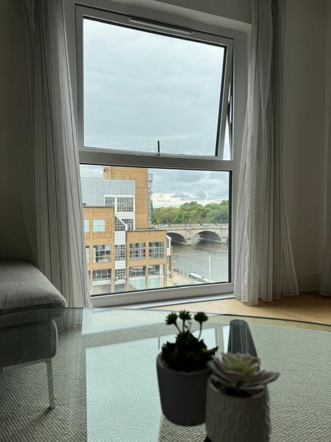 Entire Kingston Two bedroom Apartment Town centre & River view, 32 minutes to London Waterloo Station Apartment in Kingston upon Thames