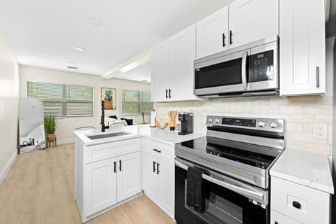 Recently Remodeled Mins from beach+Putting Green Apartment in Boynton Beach