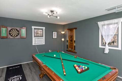 Billiard, Game Room