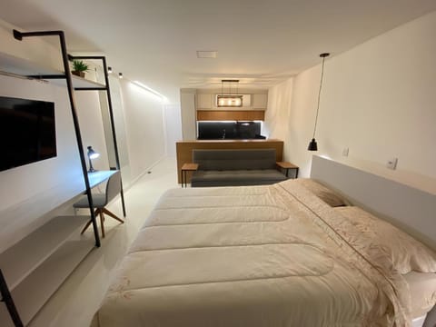 Bed, TV and multimedia, Kitchen or kitchenette, Photo of the whole room, air conditioner