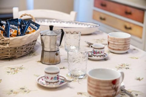 Coffee/tea facilities, Dining area