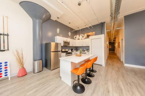 McCormick 5Br with 3Ba Luxury Suite for groups up to 12 guests with Optional parking and Gym access Condo in South Loop