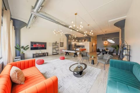 Communal lounge/ TV room, TV and multimedia, Living room, Seating area, Evening entertainment