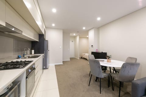 Comfortable apartment, near Parramatta CBD! Condo in Merrylands