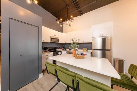 McCormick 5Br 4Ba Luxury Suite for groups up to 12 guests with Optional parking and Gym access Condo in South Loop