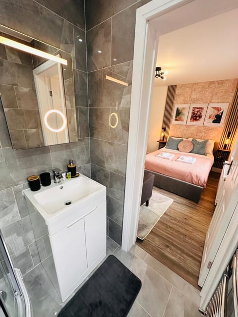R4 - Newly renovated En-Ensuite Private Room with own Kitchenette in Birmingham - Halesowen Bed and Breakfast in Oldbury