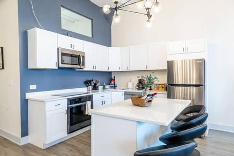 McCormick 6Br/4Ba Luxury Suite for groups up to 12 guests with Optional Parking and Gym access Condominio in South Loop
