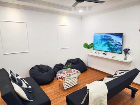 Communal lounge/ TV room, TV and multimedia, Seating area, Evening entertainment