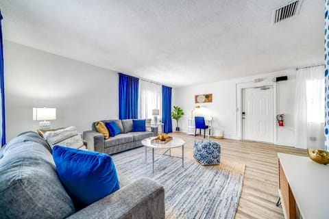 Chic and Central Condo - Palm Wave Says Copropriété in Coconut Creek