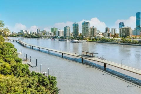 Fab! ~ Skyline City, Water + Story Bridge Views Apartment in Kangaroo Point