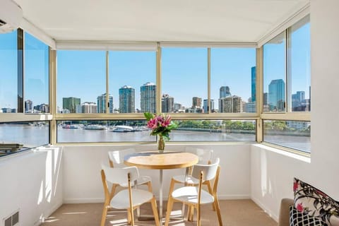 Fab! ~ Skyline City, Water + Story Bridge Views Apartment in Kangaroo Point