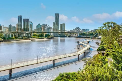 Fab! ~ Skyline City, Water + Story Bridge Views Apartment in Kangaroo Point