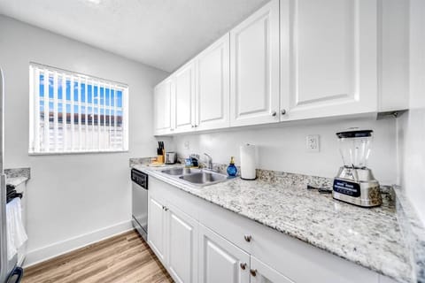 Adorable Condo in Peaceful Area - Palm Wave Says Apartment in Coconut Creek