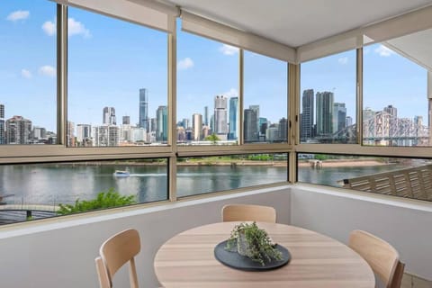 Stunning! Skyline City, Water + Story Bridge Views Apartment in Kangaroo Point